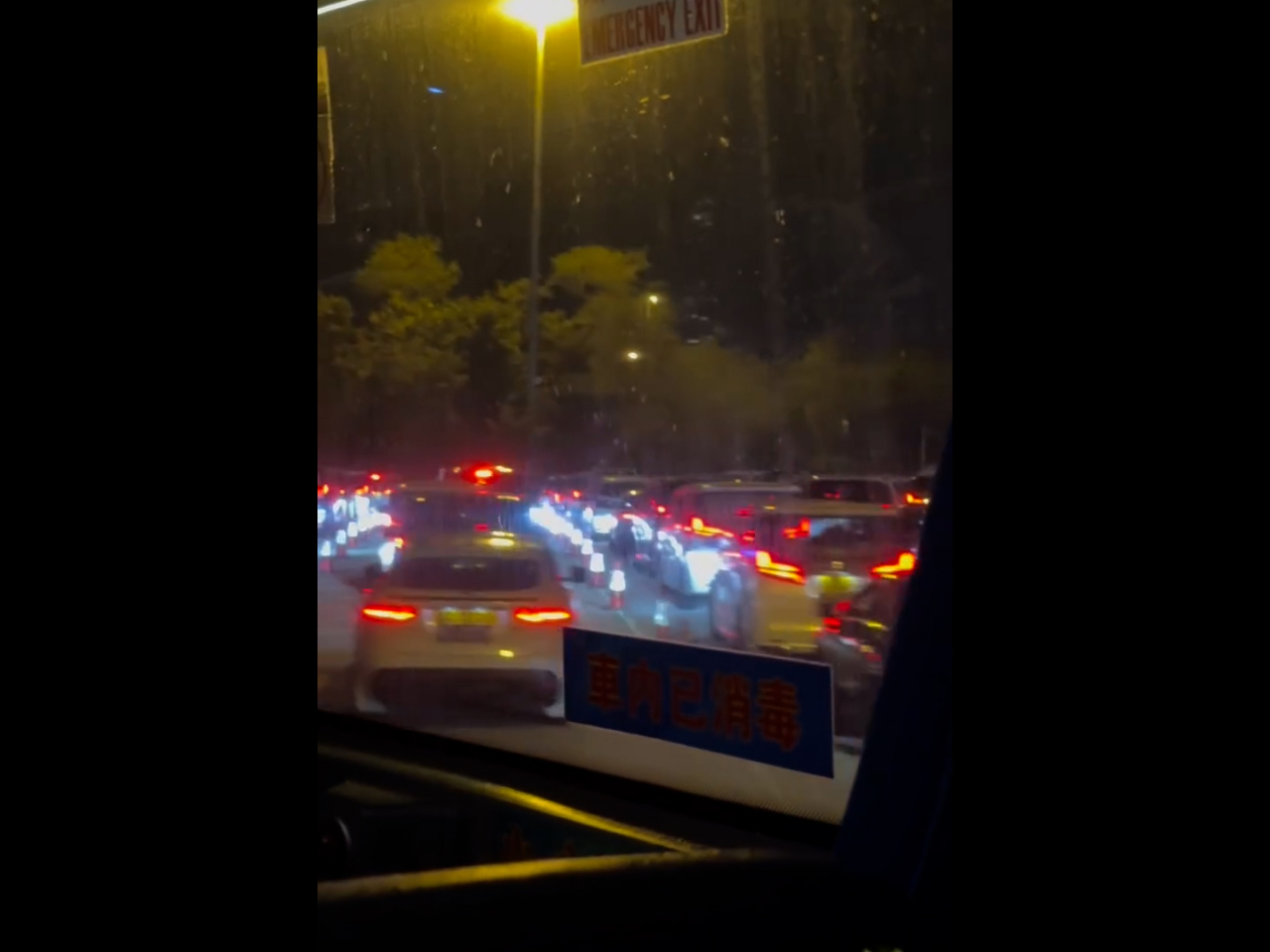 業界稱凌晨一度有大批跨境私家車使用皇崗口岸導致擠塞。（網上圖片）