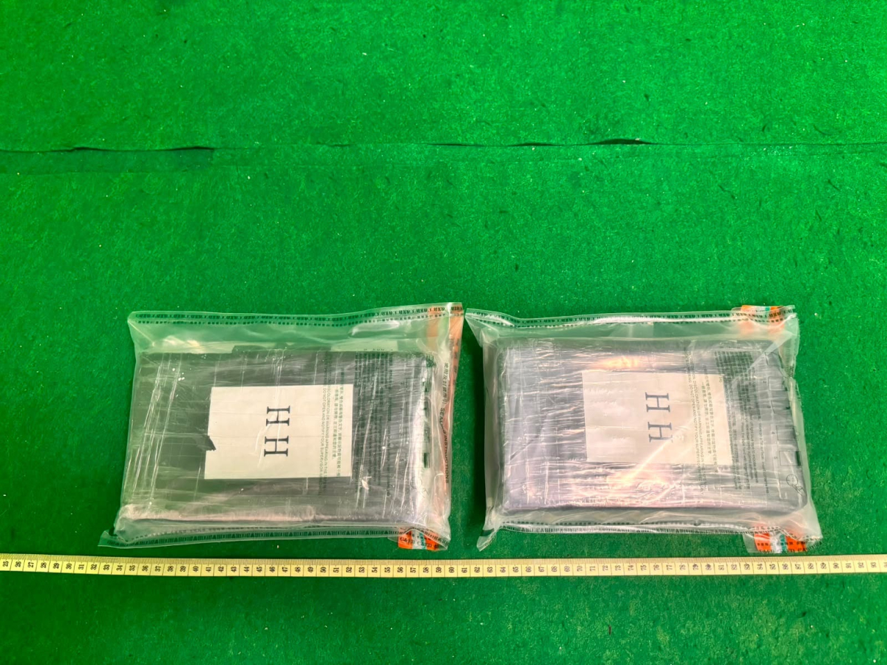 海關在機場偵破一宗涉及入境旅客的販毒案件，檢獲約2.2公斤懷疑可卡因。（政府新聞處）