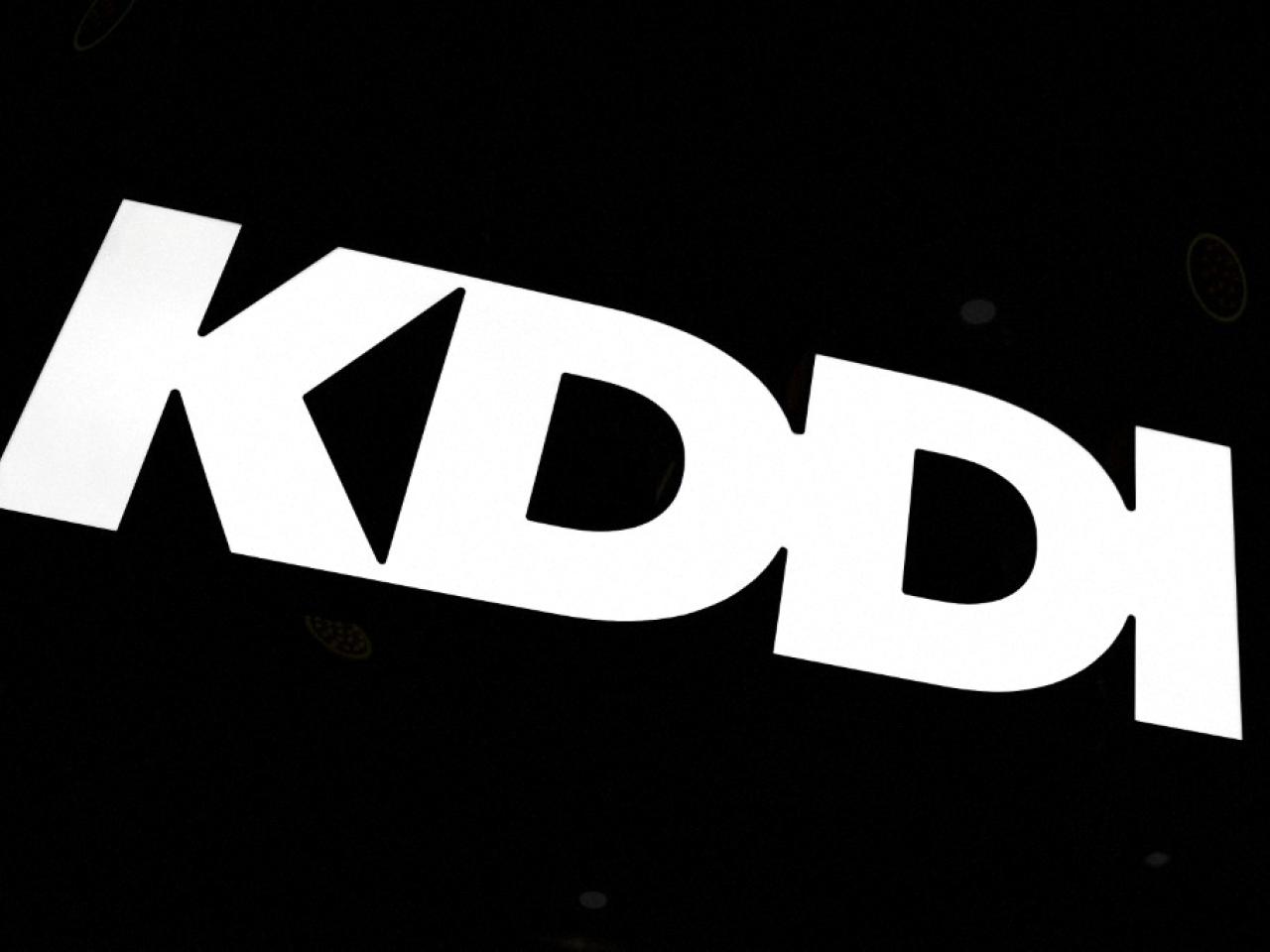 KDDI日前承認，火警與莫比康的日籍高層活動有關，公開致歉並會配合調查。（法新社資料圖片）