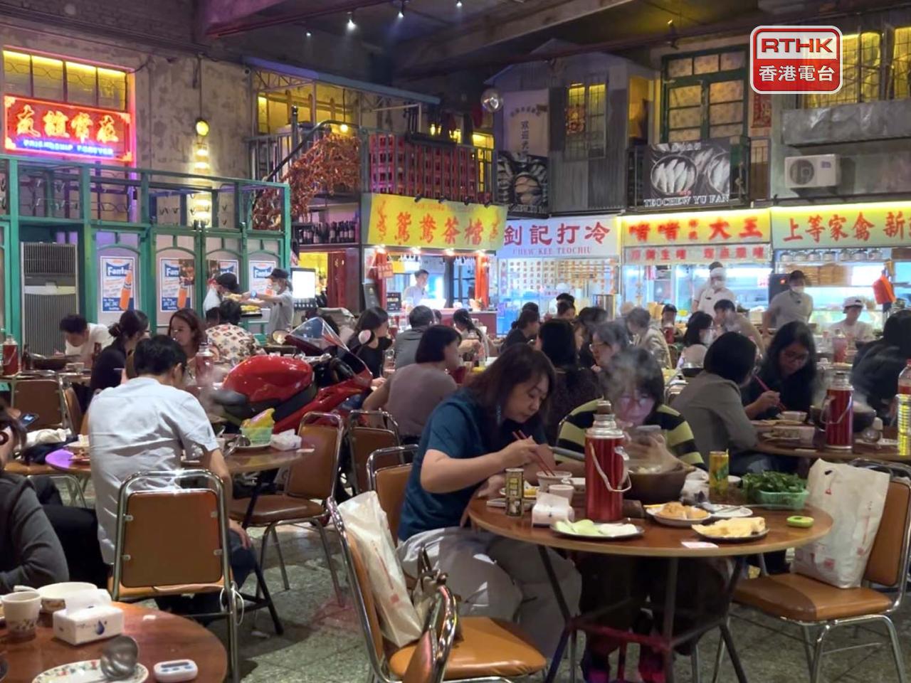 連鎖餐廳看準友誼商店的歷史價值及鄰近建國門外使館區，租了友誼商店原有的員工食堂以及後廚範圍開旗艦店。（鄧穎琳攝）
