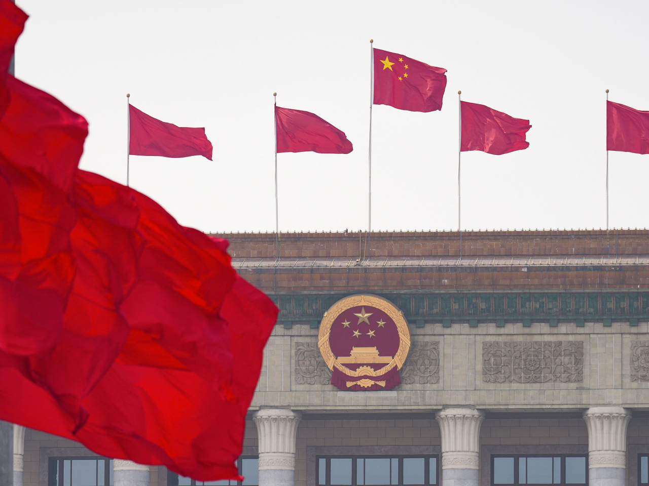 中共二十屆五中全會今日至星期四在北京召開，主要議程包括研究持之以恆推進全面從嚴治黨若干重大問題。（新華社）