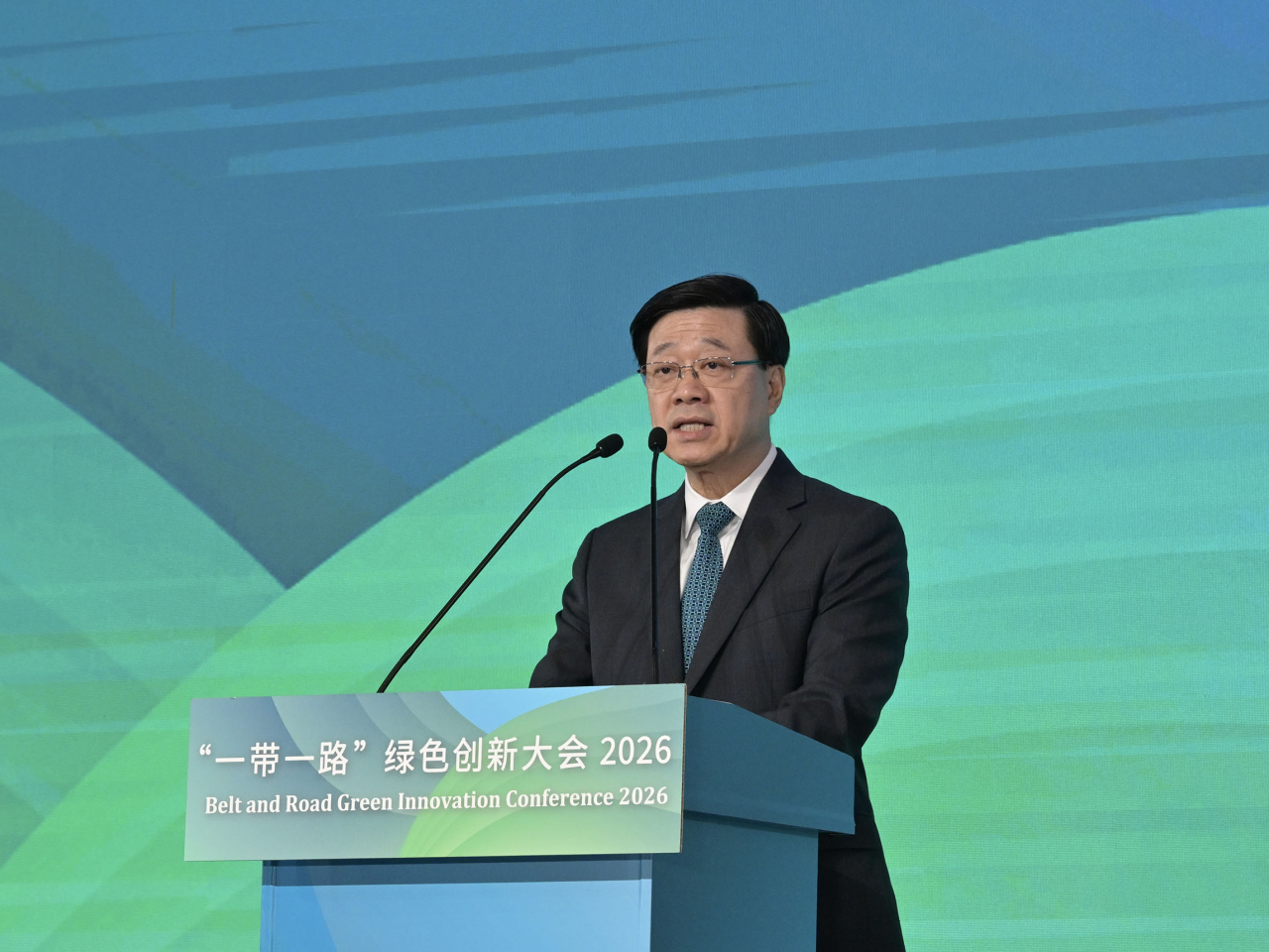 李家超表示，香港是領先的綠色及可持續金融中心，可以將綠色項目和國際資本連接起來。（政府新聞處）