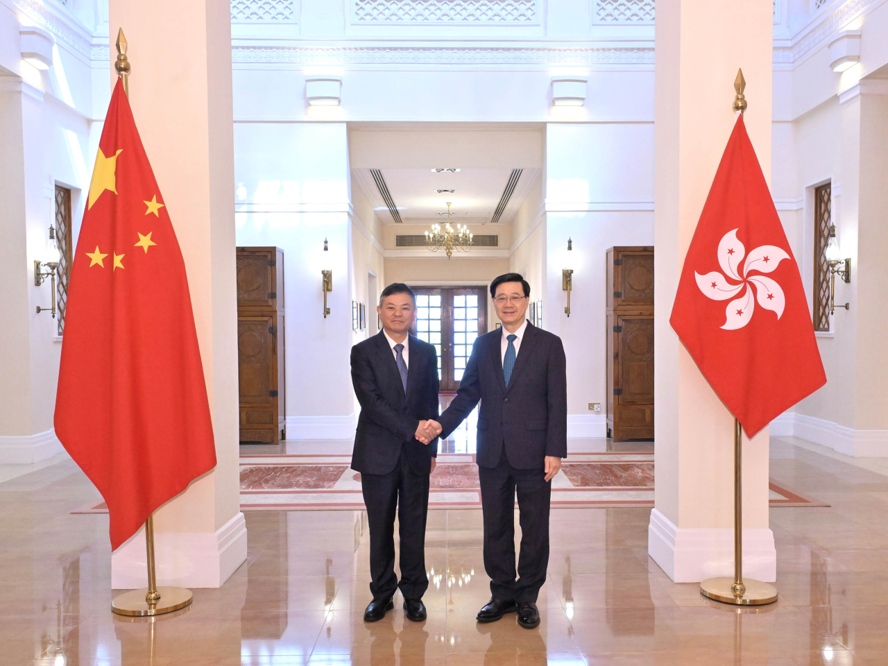 李家超（右）在禮賓府與生態環境部部長黃潤秋（左）會面。（政府新聞處）