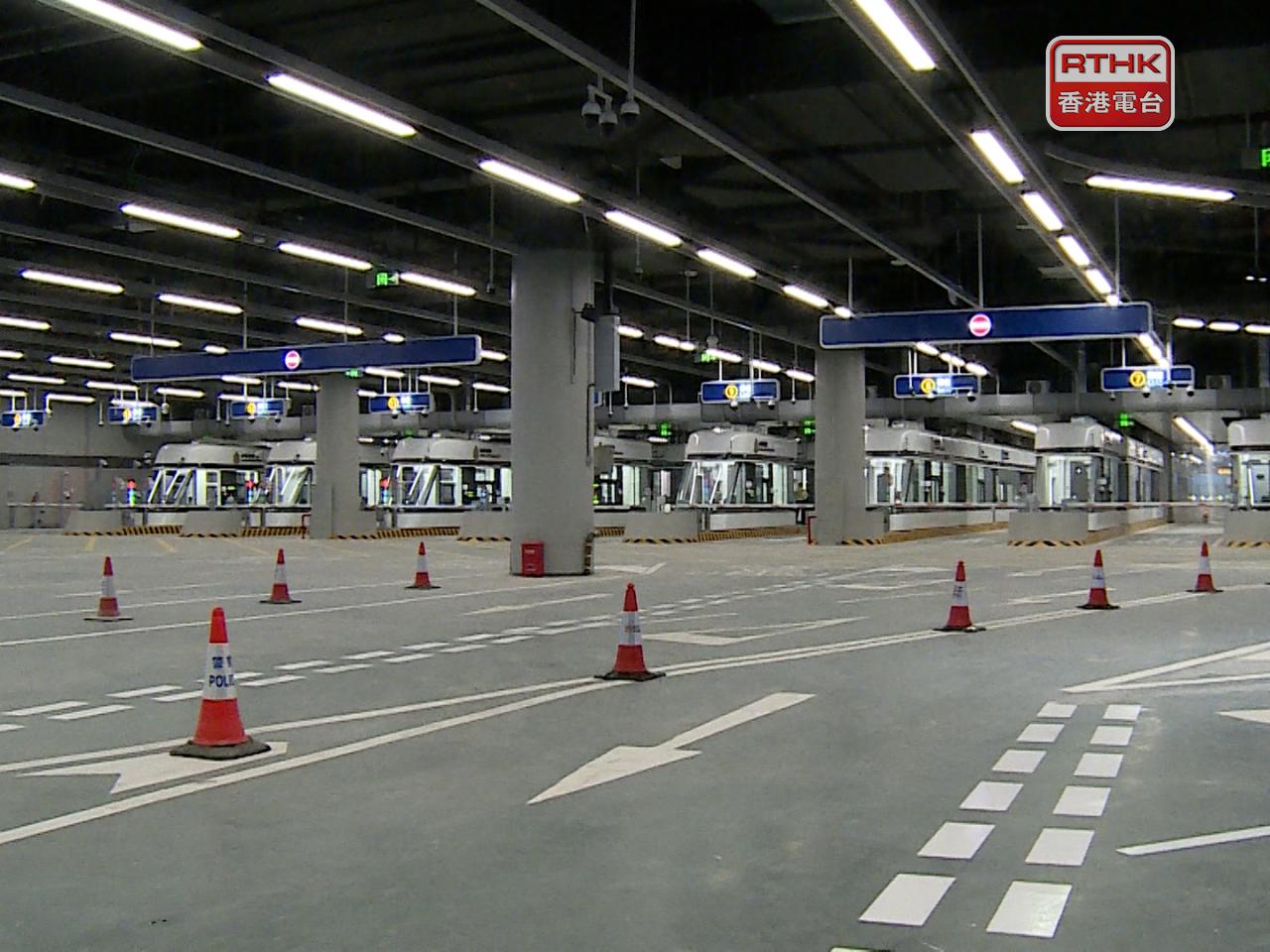 當局表示會實時監察現場，並提早開放所有車輛檢查車道、自助通道及人工櫃枱，陳恒鑌認為有助預防及疏導人流和車流。（港台圖片）