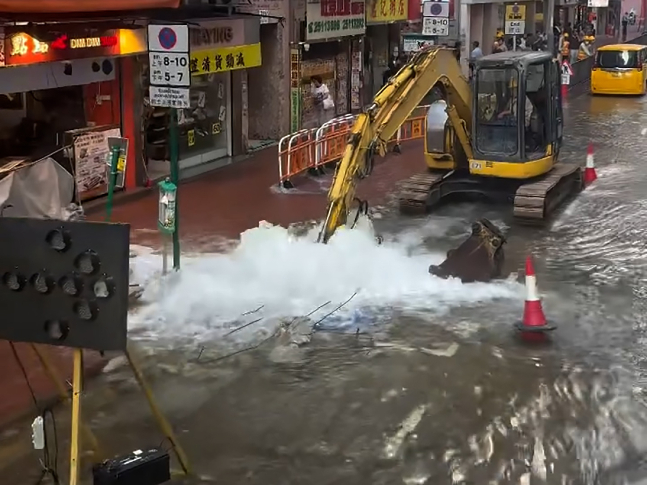 筲箕灣道爆水管，大量水湧出路面。（市民提供）