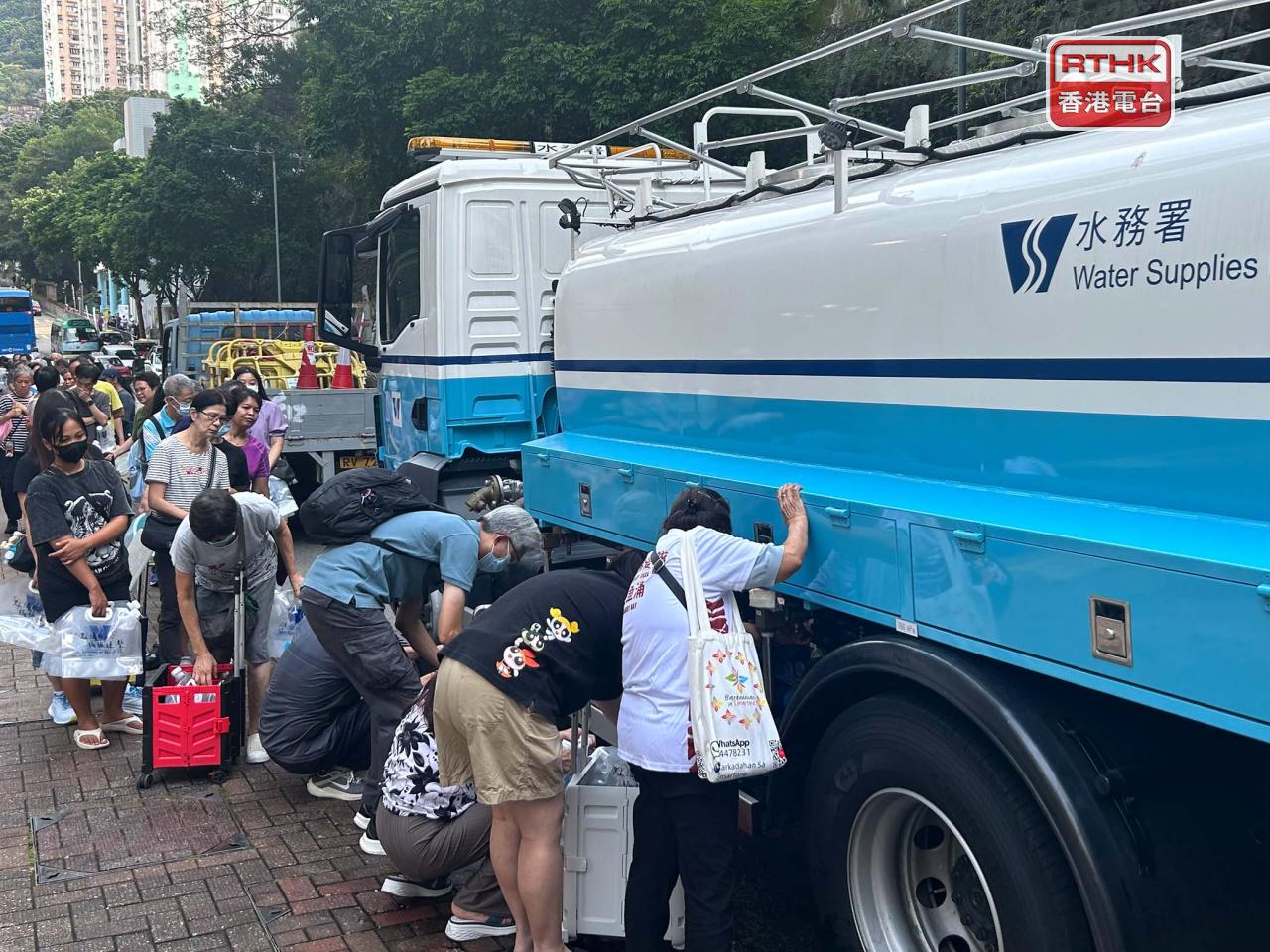 現場有大批市民排隊取水。（鄧穎琳攝）