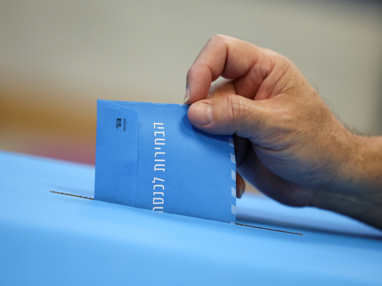 中央選舉委員會公布，截至投票日晚上8時，選舉投票率已達到74.3%，高過2022年大選同一時段。（路透社）
