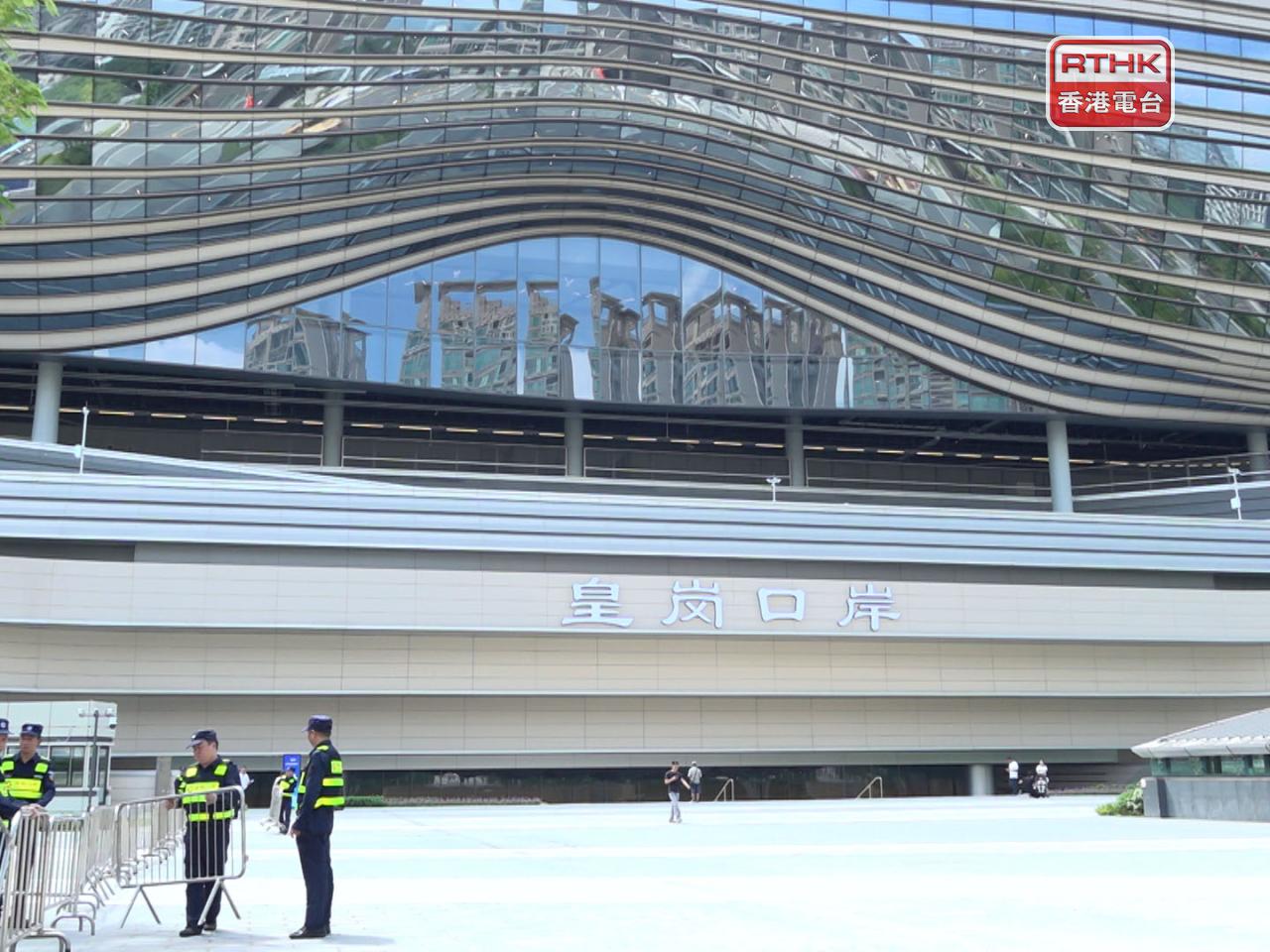 陳國基聯同鄧炳強及陳美寶，下午就皇崗口岸港方口岸區安排會見傳媒。（港台圖片）