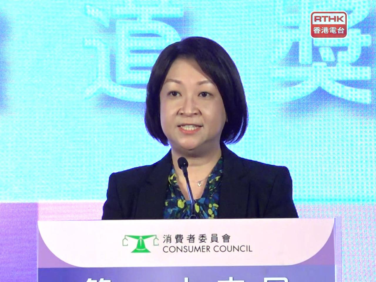 李頌恩指，消委會積極透過定期的產品測試、市場調查及研究等，為消費者提供合時資訊。（彭冠中攝）
