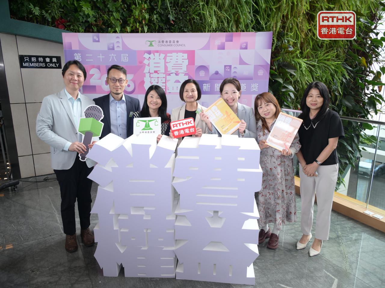 香港電台獲頒「廣播報道獎」金獎和銅獎，製作人員與管理層出席頒獎禮。（盧卓衡攝）