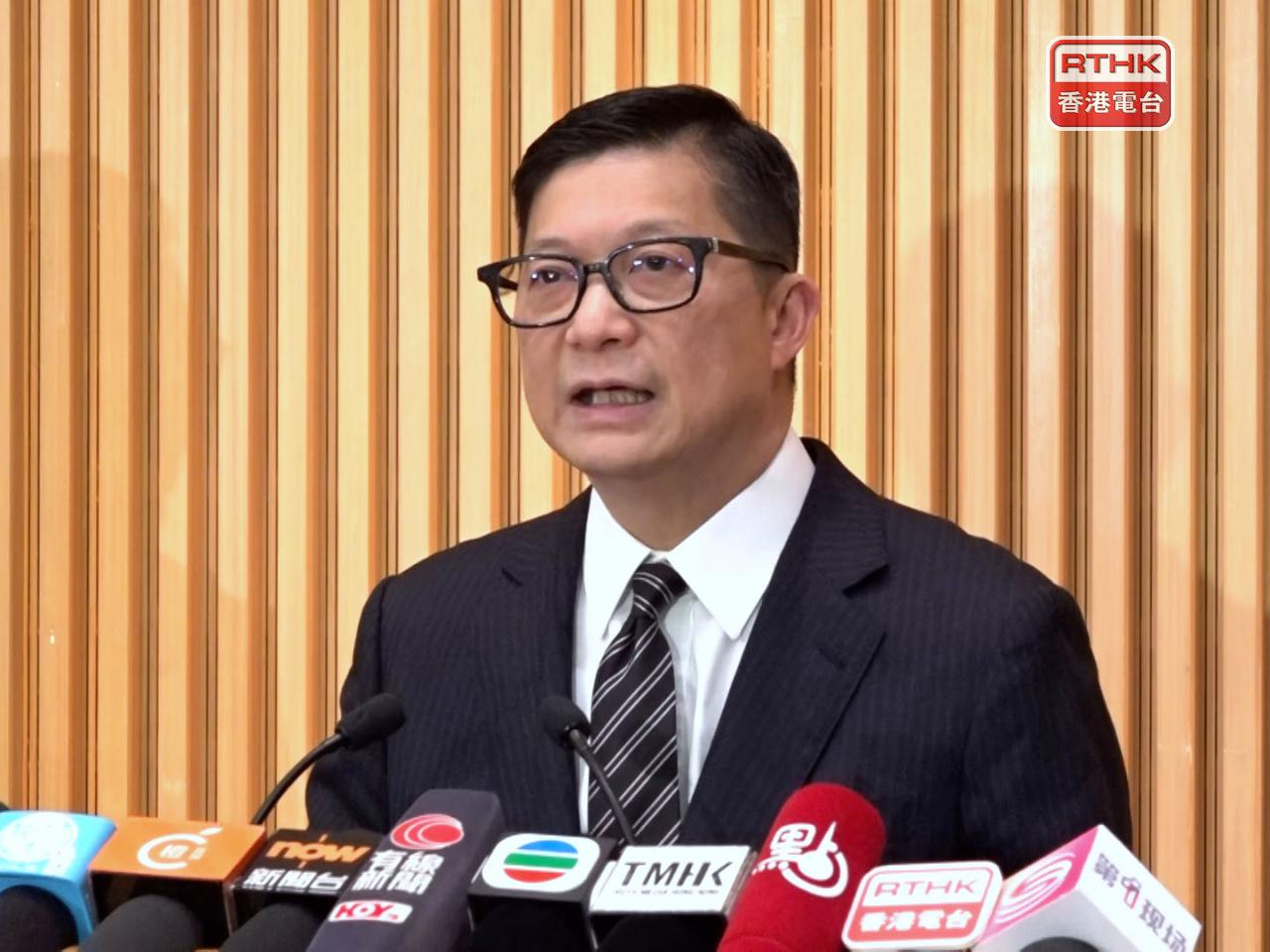 鄧炳強說，本周五中午將啟動緊急事故監察及協調中心統籌各部門工作，並於新皇崗口岸設立前線指揮中心。（施華駿攝）