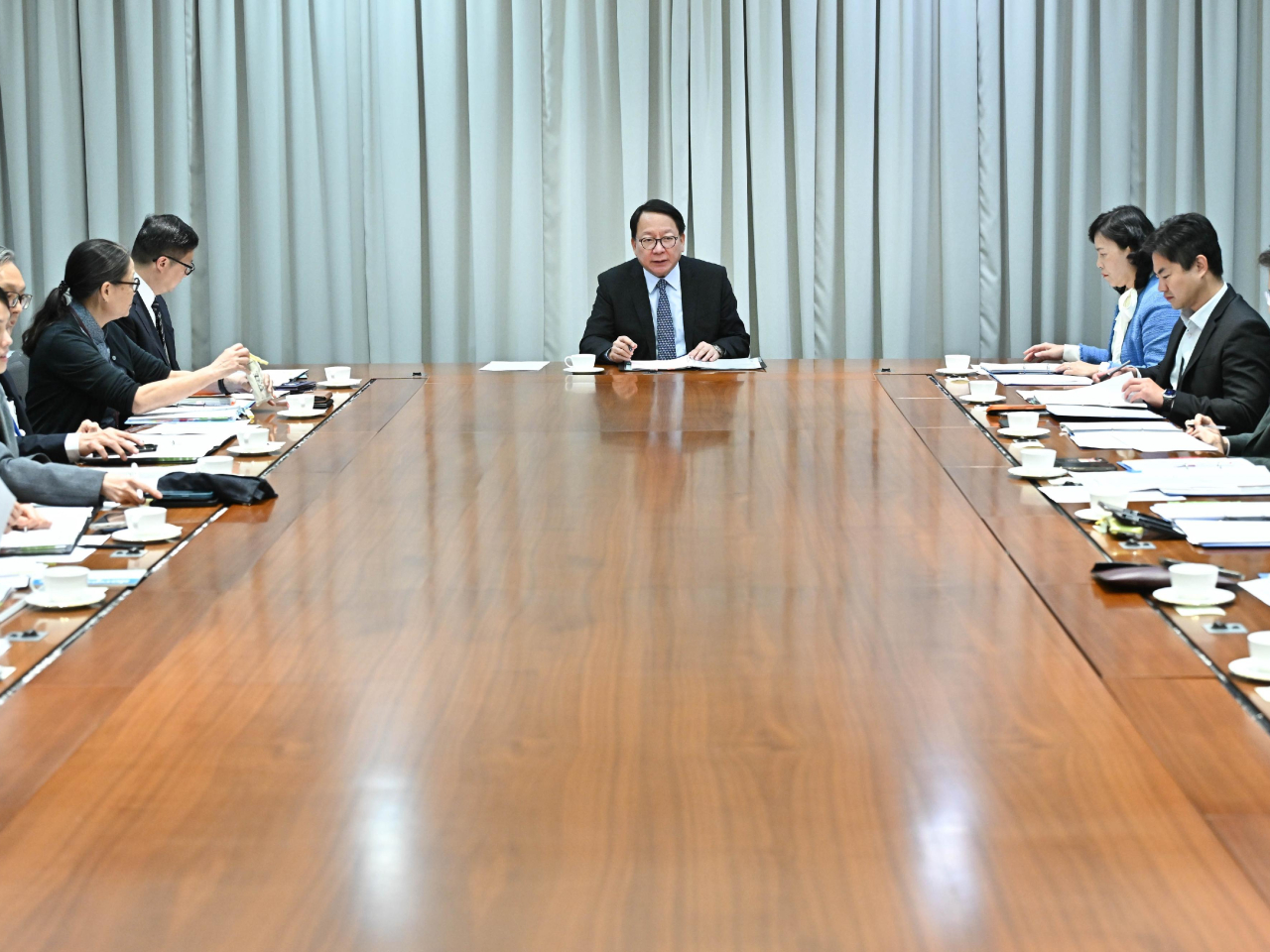 陳國基主持皇崗口岸港方口岸區跨部門工作小組會議。(政府新聞處)
