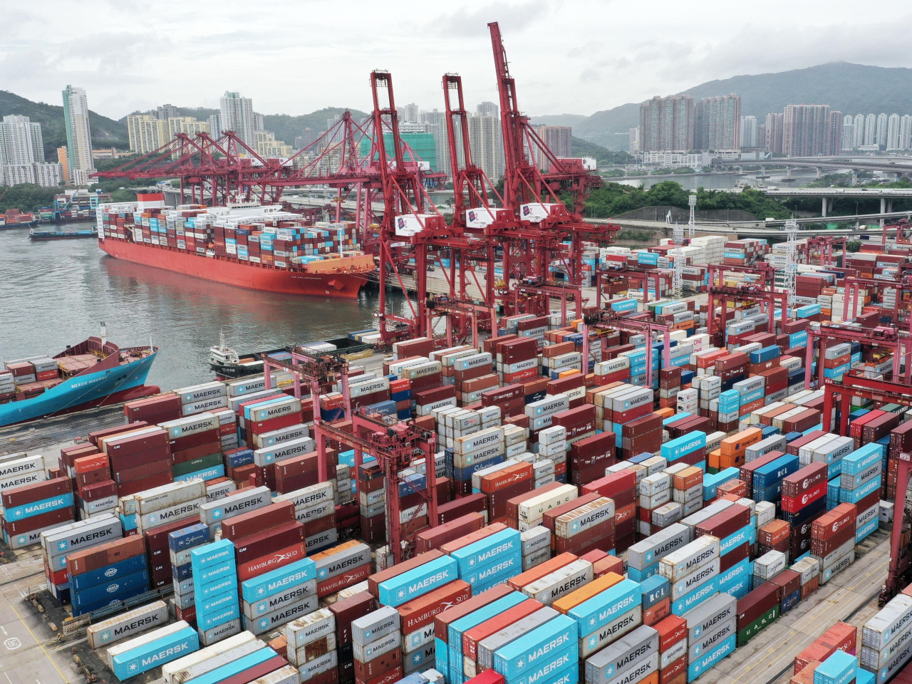 卓亮估計，在AI相關電子產品出口帶動下，香港全年出口可望增長40%以上。（法新社資料圖片）
