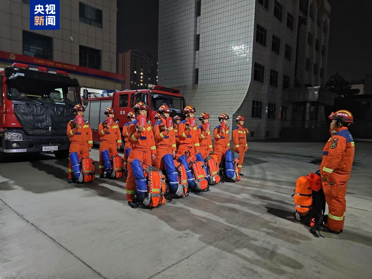 地震發生後，救援隊伍前往震央位置。（央視新聞）