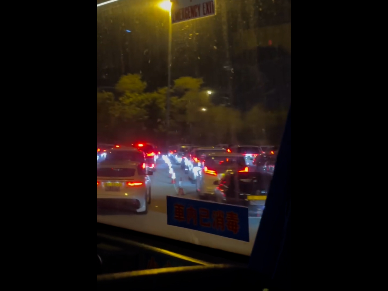 An online photo shows congestion at Huanggang Port as cars jam up the crossing.