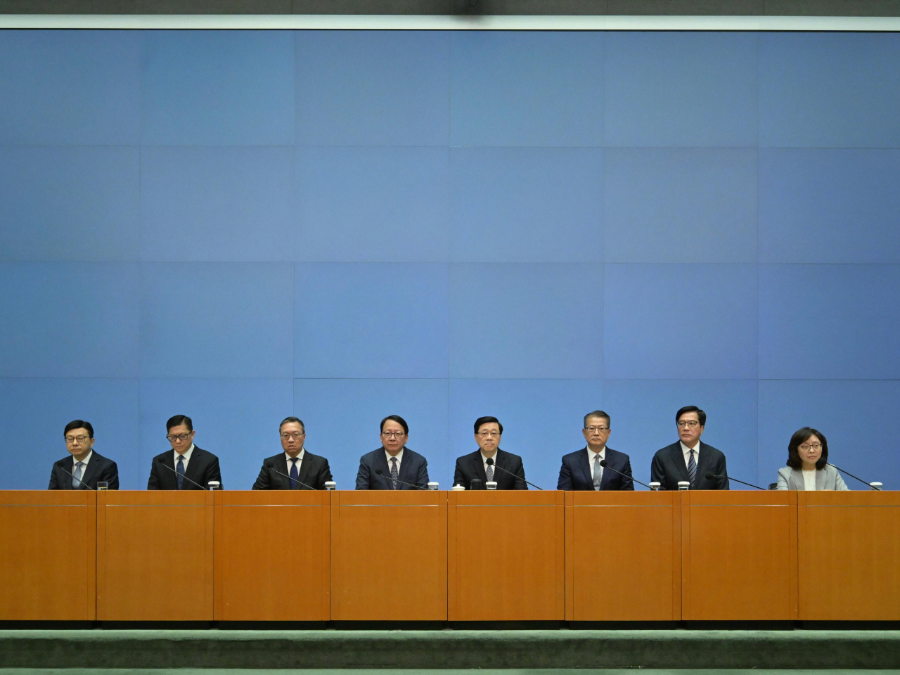 行政長官李家超與多名司局長舉行記者會，公布一系列改革措施。（政府新聞處）