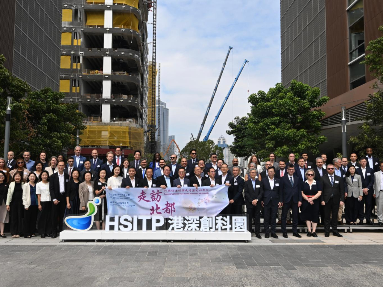 近100人參觀了河套創科園規劃館、創科園青年人才公寓等。（外交部駐港公署圖片）