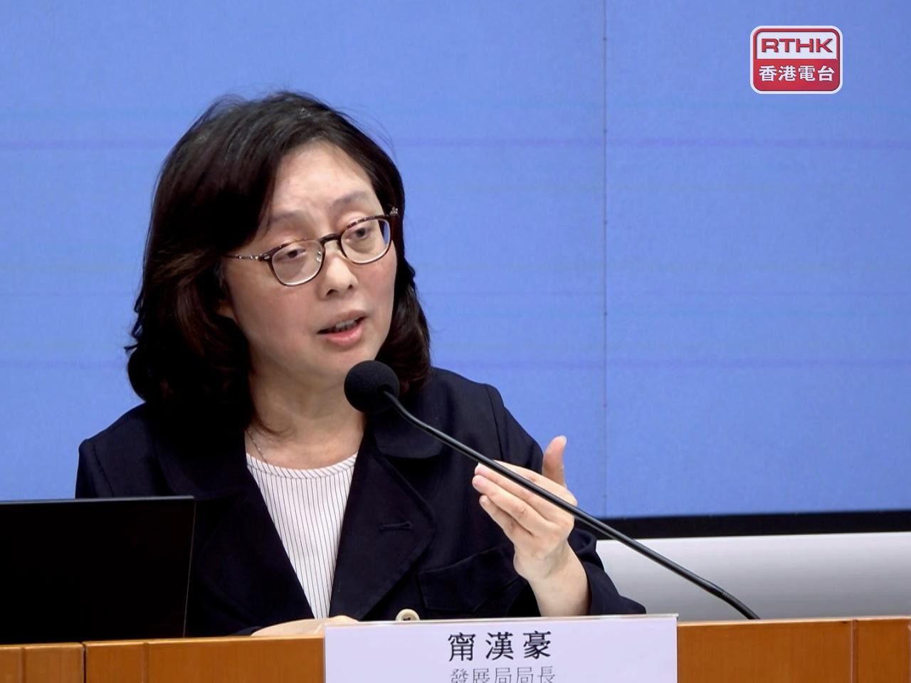 甯漢豪說政府正籌備成立「樓宇維修支援及服務局」，以收費服務為業主提供樓宇維修支援。（廖漢榮攝）