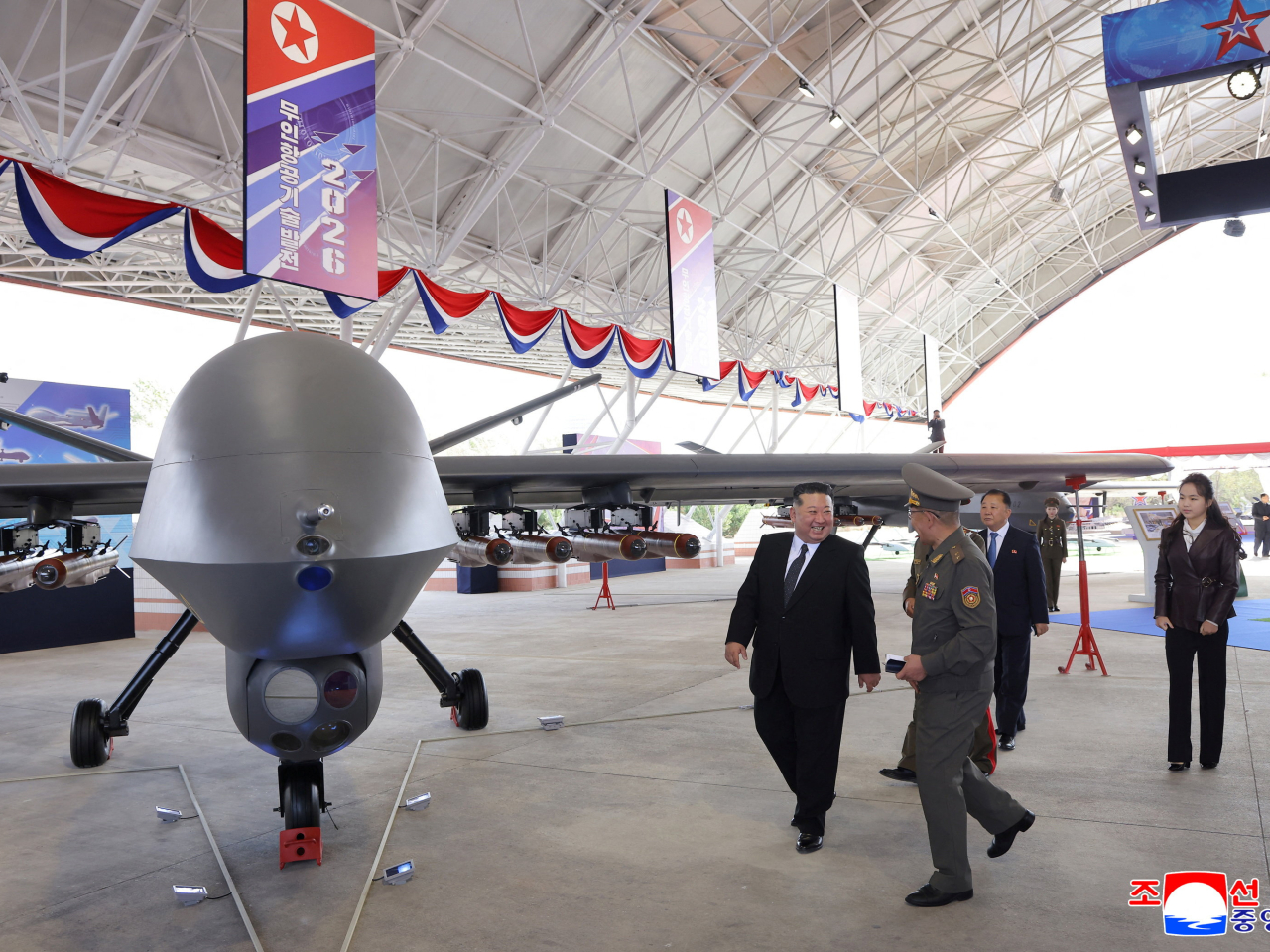 金正恩出席一個無人航空技術發展展覽會，並觀摩試射。（路透社）