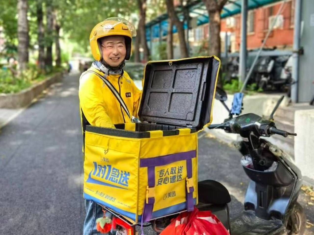The Communist Party of China wants to strengthen its influence among gig-economy workers. Photo courtesy of Xinhua