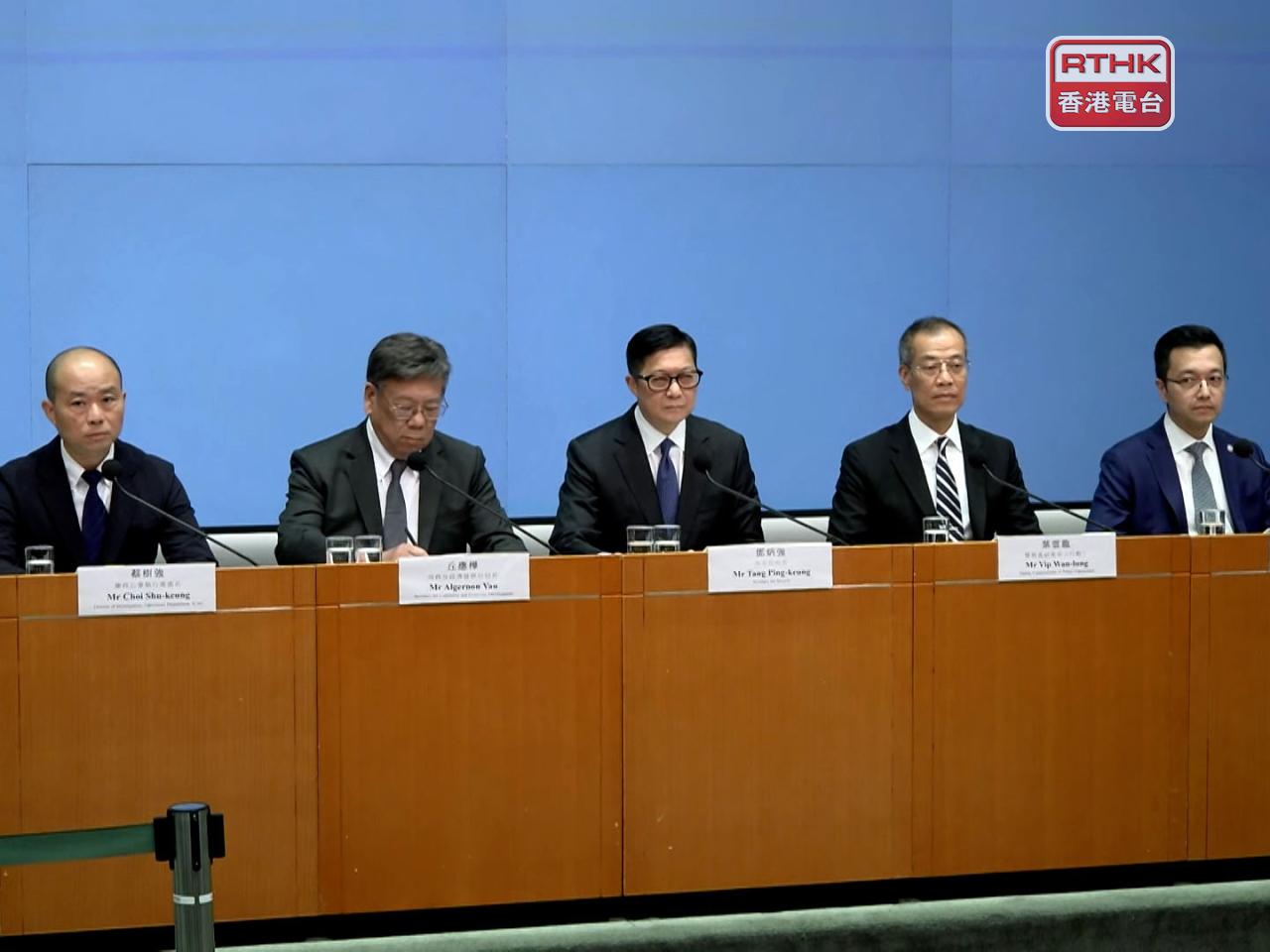 鄧炳強和丘應樺出席政府改革措施記者會，向宏福苑災民和廣大市民道歉。（廖漢榮攝）