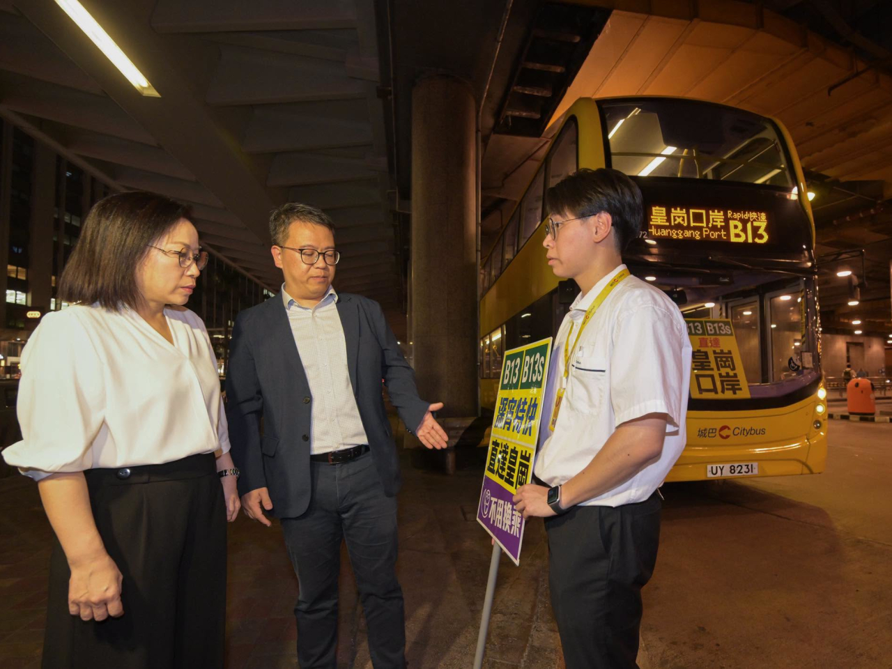 謝詠誼了解前往口岸的短途跨境巴士服務，應付萬聖節人流高峰的預備工作。（運輸署社交網站圖片)