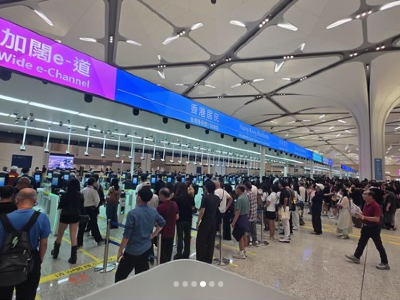 入境處說，皇崗口岸及深圳灣管制站在深宵時段的旅客出入境大堂，整體十分暢順。（入境處圖片）