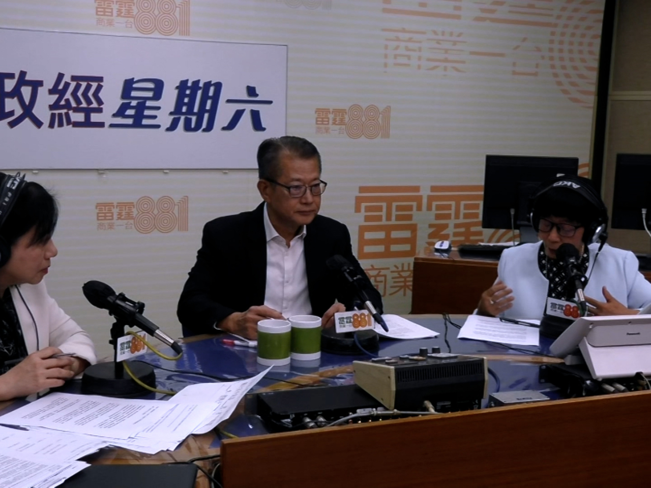 陳茂波（中）表示，目標樓宇維修支援及服務局將於年底開始運作，已預留1億元作為起動資金，兩億元作為資助業主的費用。