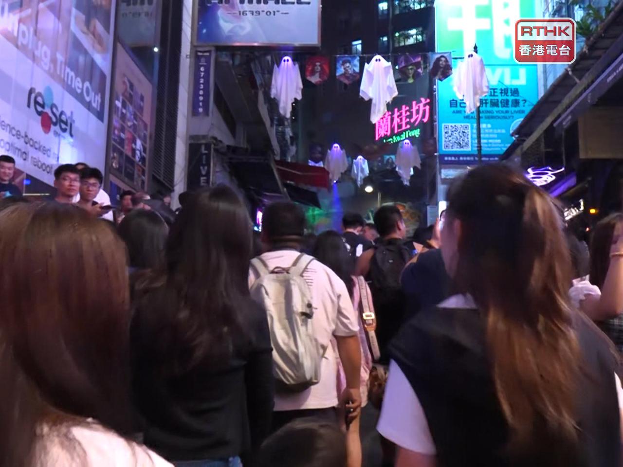 蘭桂坊一帶昨晚人頭湧湧（鍾家銘攝）