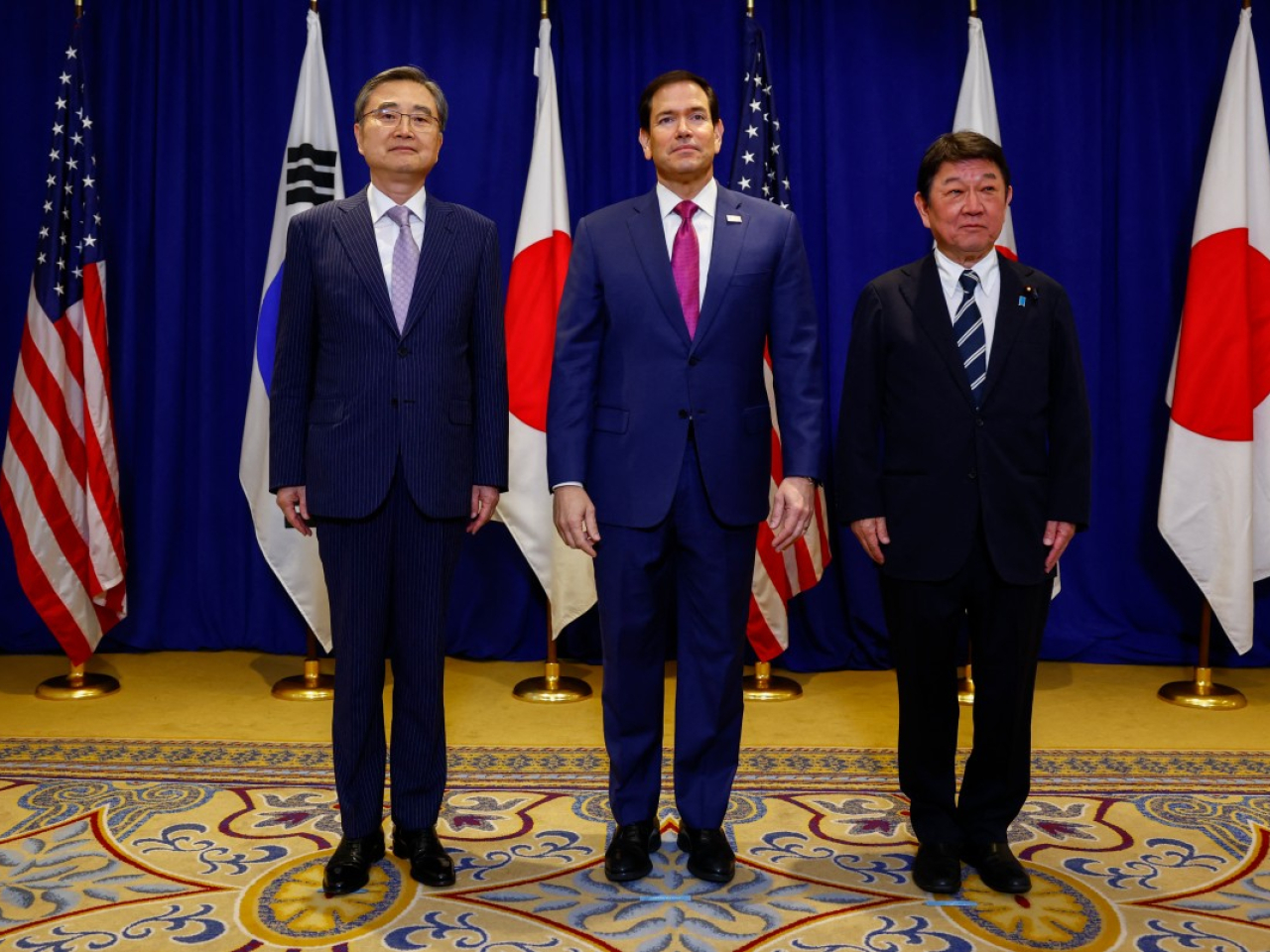 魯比奧（中）與日本外相茂木敏充（右）及韓國外長趙顯舉行三方會談。（法新社資料圖片）