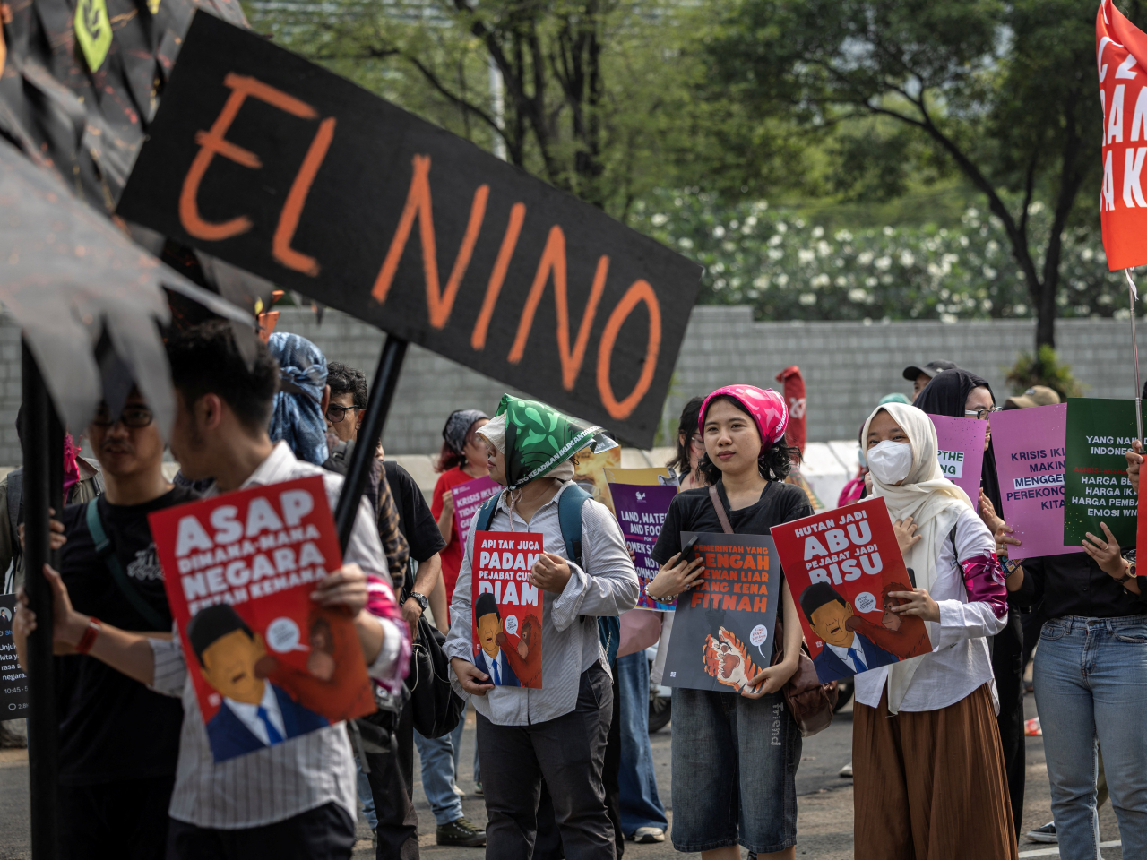 Activists in Indonesia urge more action to address the climate crisis and forest fires across the country, outside the US Embassy in Jakarta. Photo: Reuters