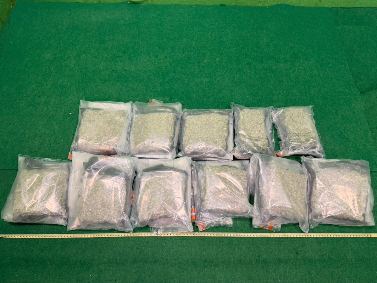 海關檢獲約5公斤懷疑大麻花，估計市值約110萬元。（政府新聞處）