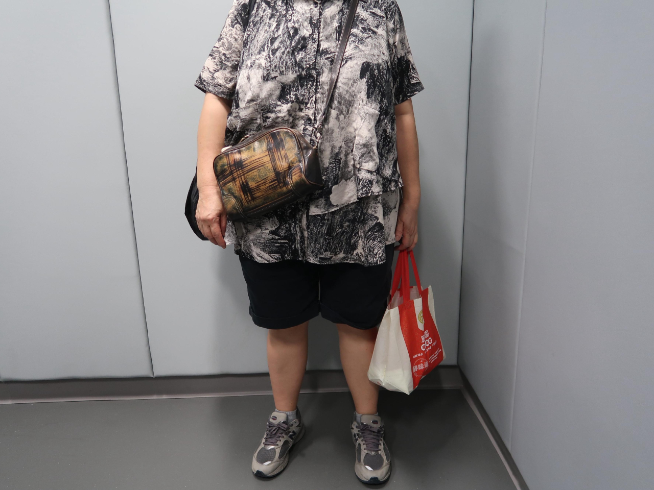 入境女旅客以衣服遮蓋未完稅香煙。（政府新聞處）