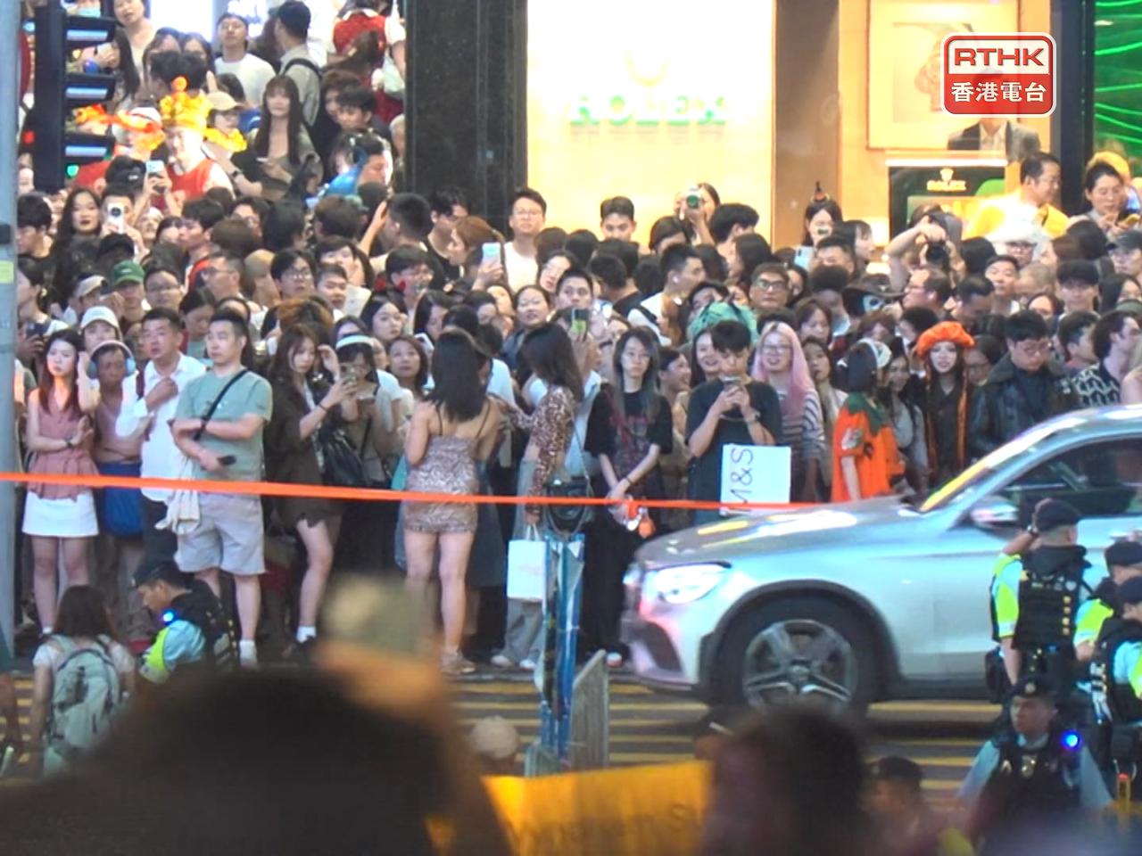 不少市民及遊客到蘭桂坊感受萬聖節氣氛，現場人頭湧湧。（鍾家銘攝）