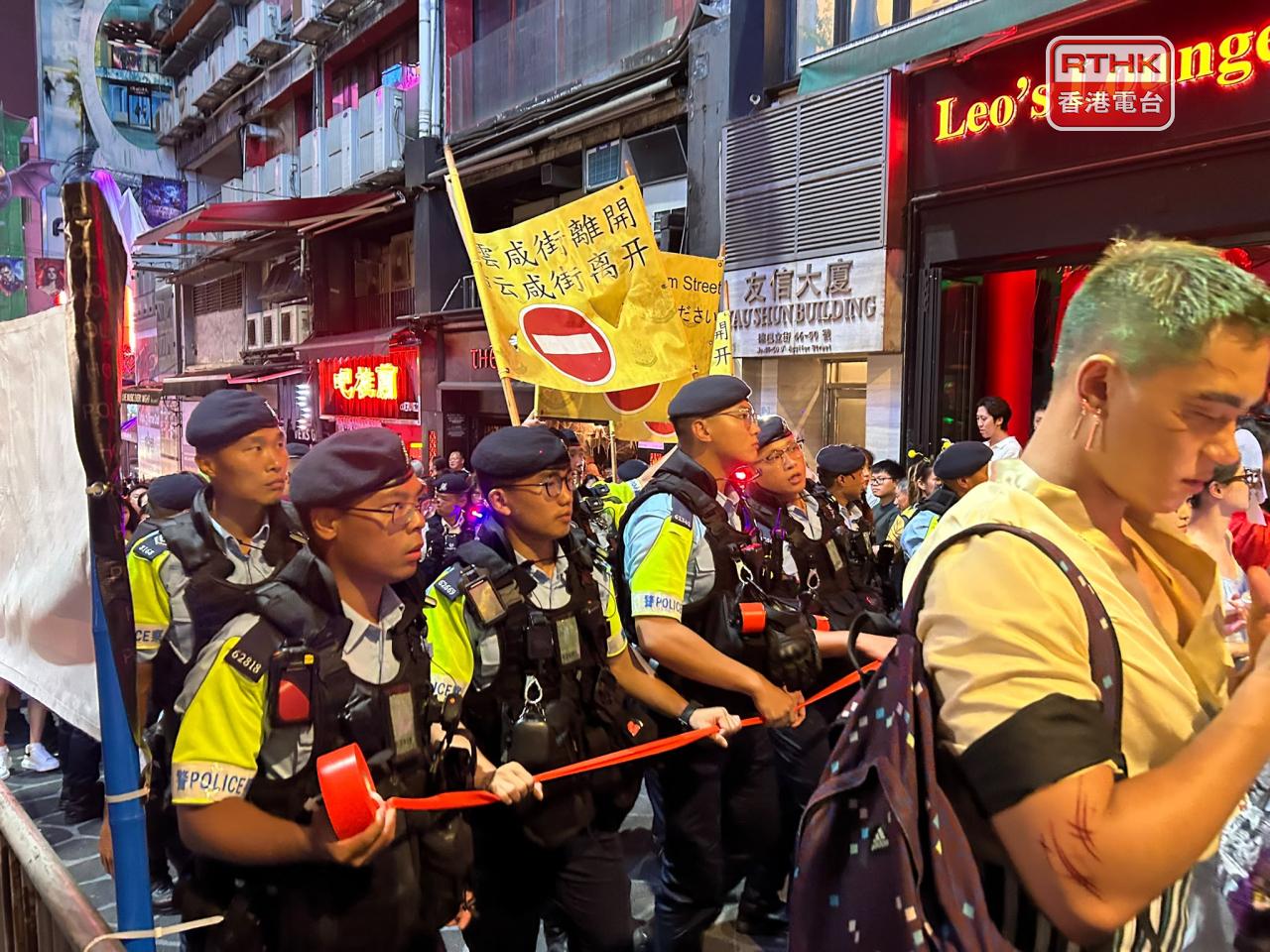 警方表示，蘭桂坊一帶已非常擠迫，呼籲市民考慮轉往其他地區慶祝萬聖節。(林漢山攝)