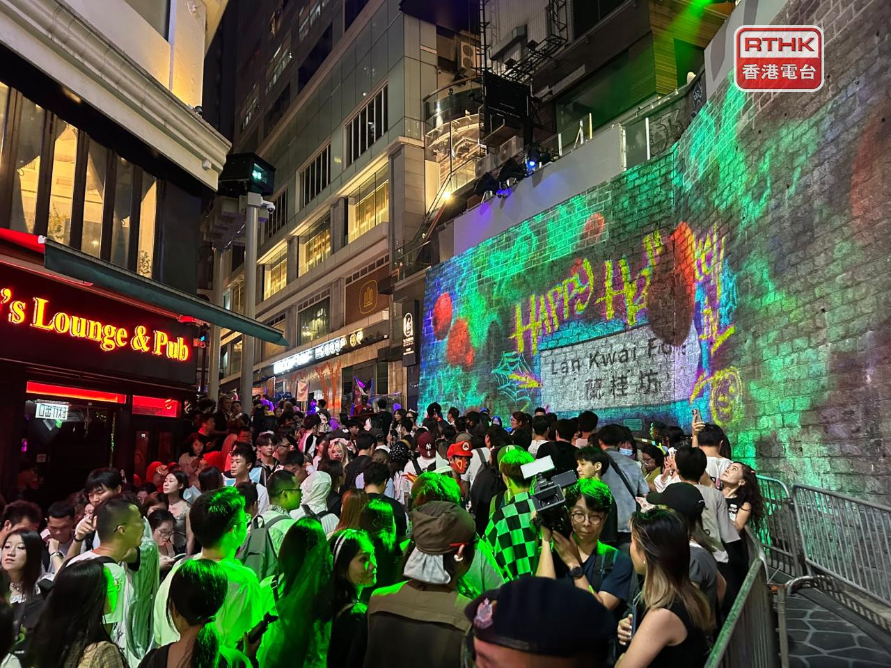 蘭桂坊協會表示，今年氣氛比預期好，是意料之外，形容是近年最熱鬧萬聖節。(林漢山攝)