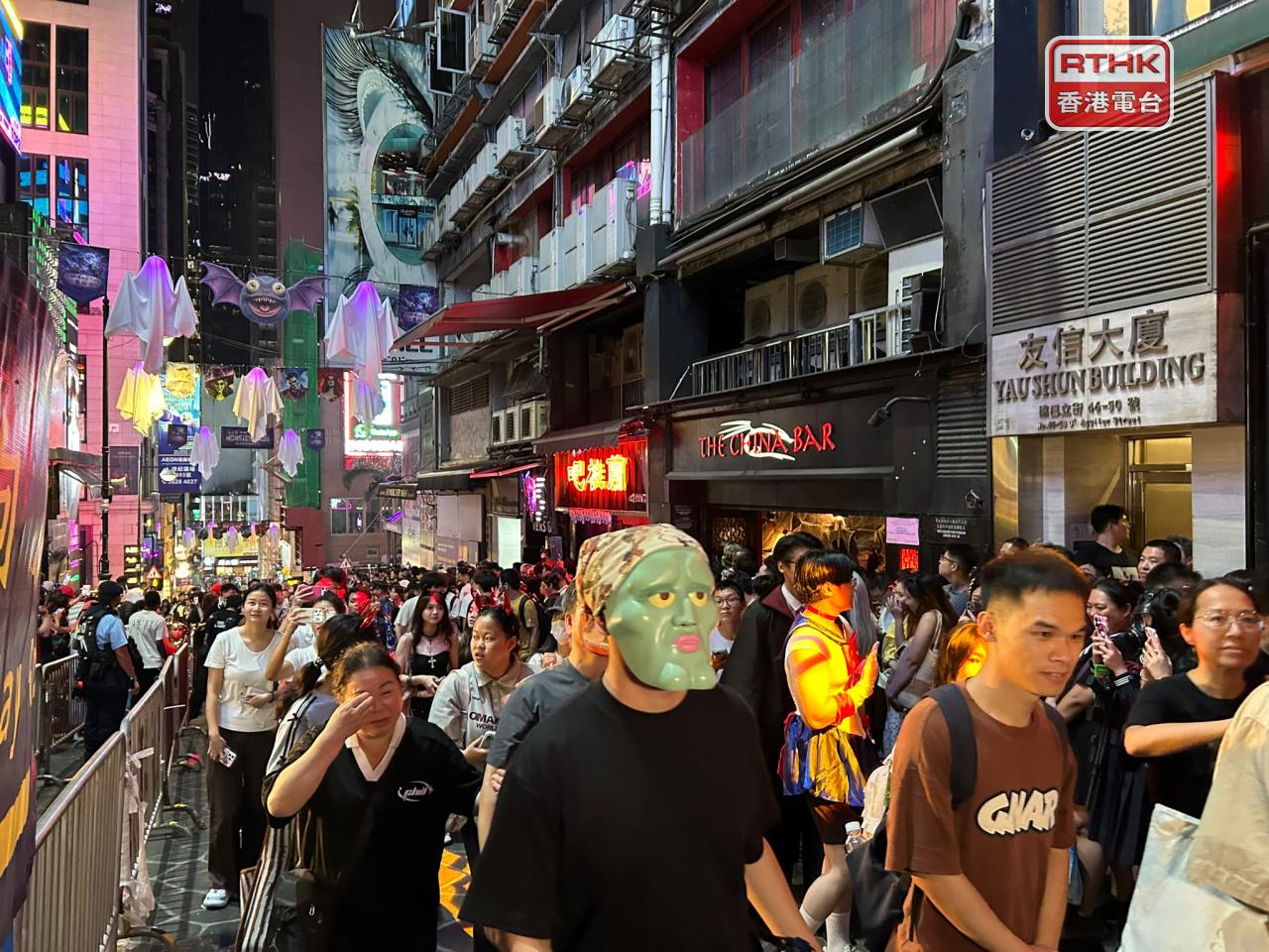 不少遊客和市民都悉心打扮成不同造型，到蘭桂坊感受萬聖節氣氛。(林漢山攝)