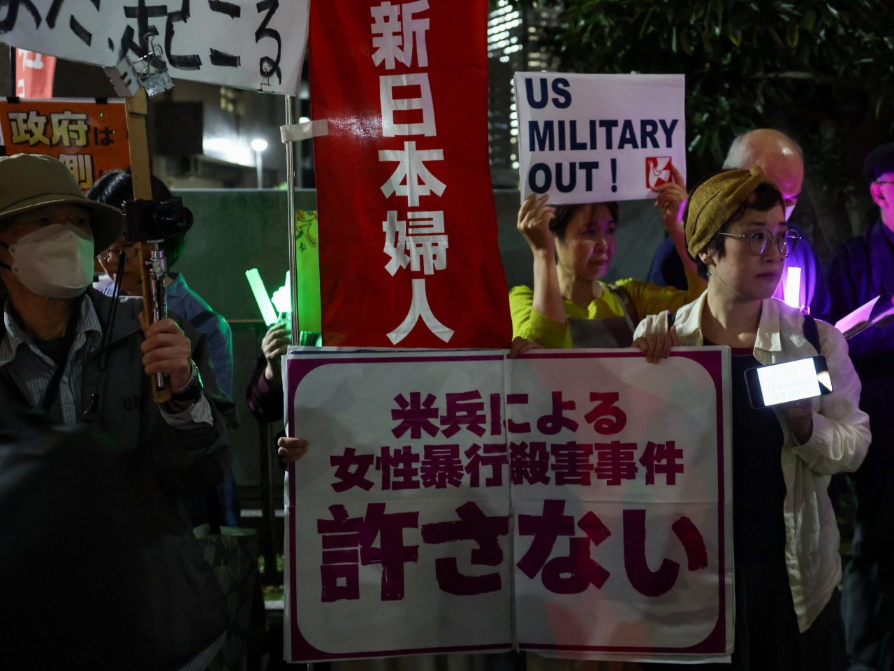 那霸市早前有美國海軍陸戰隊員涉嫌搶劫殺人後，東京有民眾上街抗議。（路透社資料圖片）