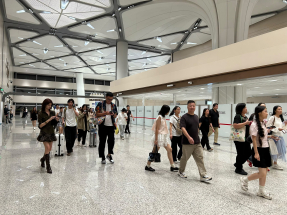 不少內地旅客深夜經皇崗口岸返回深圳　口岸平均輪候時間正常