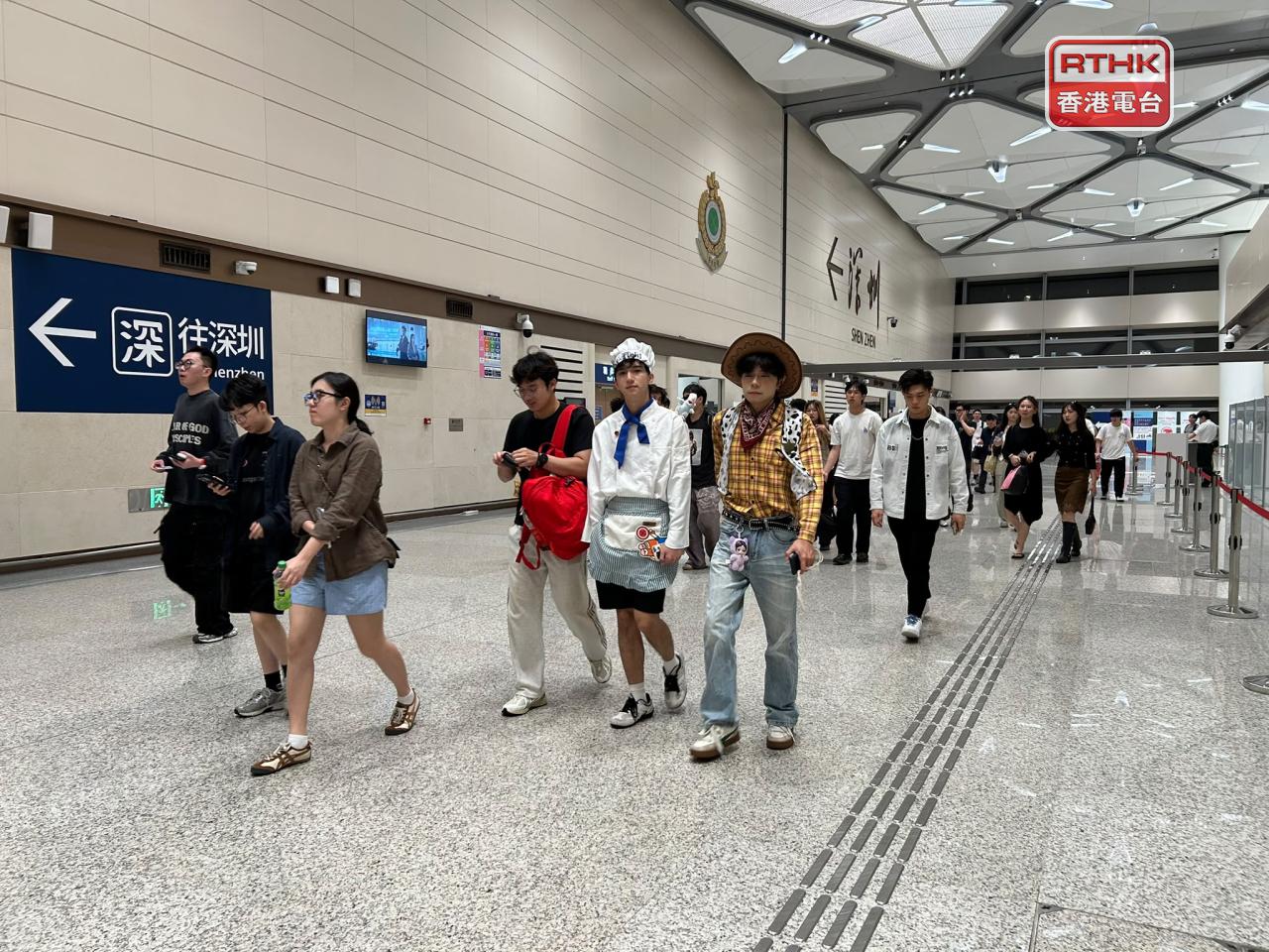 不少內地旅客深夜經皇崗口岸返回深圳，有人穿着萬聖節裝扮過關。(林漢山攝)