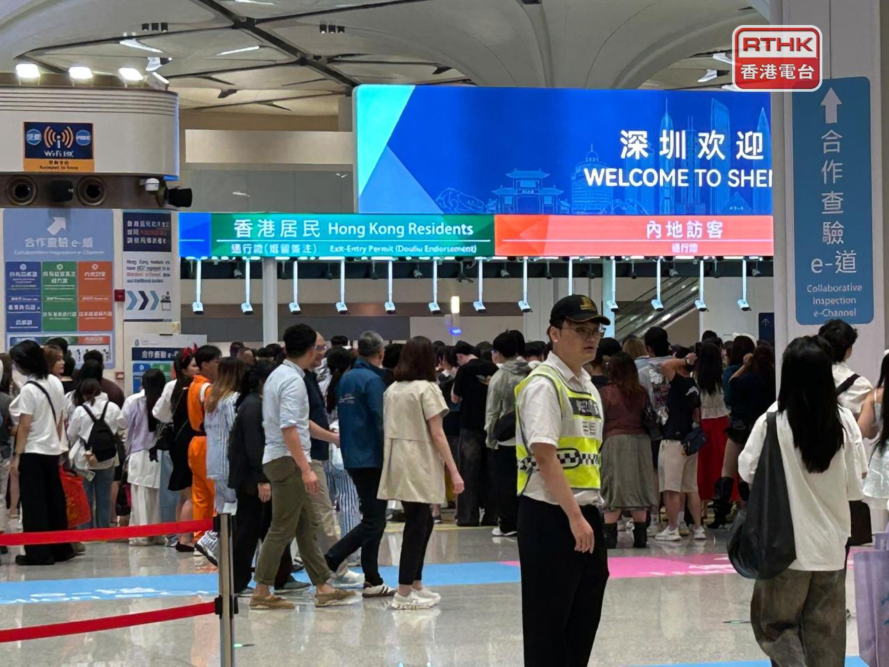 午夜後皇崗口岸人流明顯增加，旅客需要在出境大堂排隊輪候過關。(林漢山攝)
